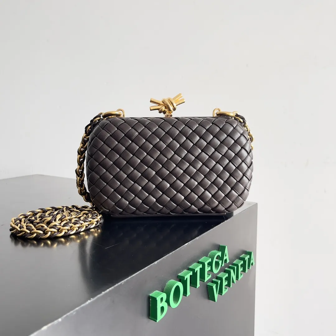 Batch 2260 BOTTEGA VENETA KNOT evening bag chain version for women is now on the market! Delicate and elegant, soft and powerful, this bag is definitely a representative of intellectual women. As an evergreen model of BV, the blessing of the chain is the icing on the cake. The classic weaving once again interprets the unique craftsmanship (the chain can be disassembled separately). Style number: 776662 Size: 19*11.5*5cm